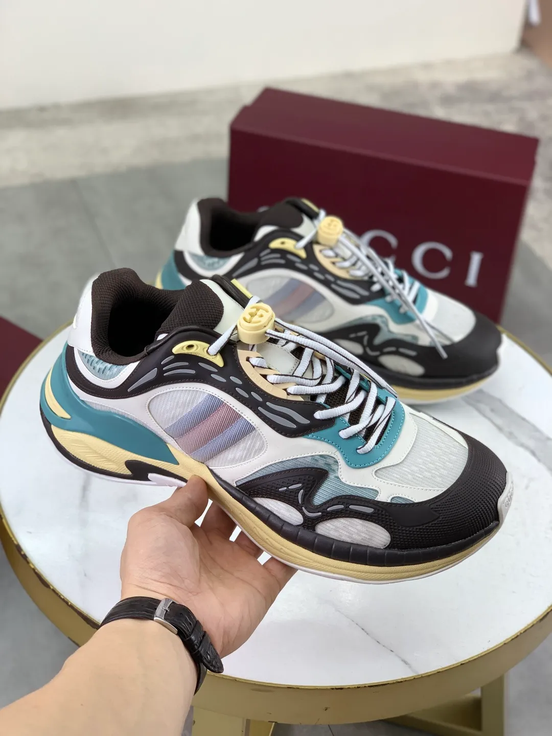 Men's shoes 💰P980 new style 💰 Gucci, couple style, women's style will be released later, new 2.0 futuristic sneakers‼ ️A pair of subversive sneakers is here. Gucci 2.0, a full series of 4 colors with key investment, smart silhouette: slightly curved forefoot design, you can clearly feel the propulsion when commuting and trotting, and it can enhance the sense of line extension when paired with wide-leg pants or cycling pants. EVA thick soles not only have a comfortable height-increasing effect, but also reduce weight (it actually lasts 3 hours of shopping without tiring your feet!) Highlight moments for lazy people: 2. Just choose it for airport wear! You can take them off in seconds after passing the security check (you can put them on as soon as you lift the heel strap), because the shoes come with a sliding buckle, so no need! ! Tie your shoes. Really achieve the sense of relaxation that goes with you. Size: Female 35-40 Male 39-45